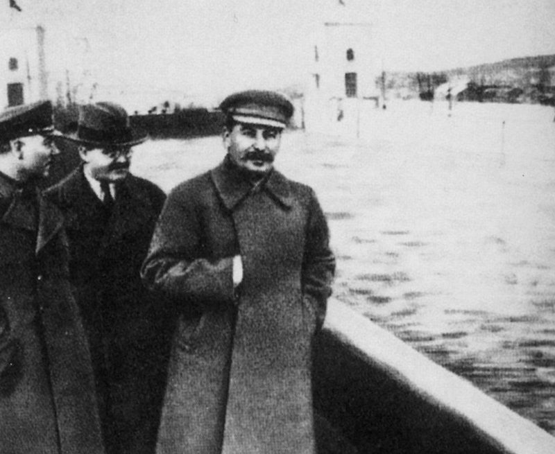Same photo with Yezhov erased