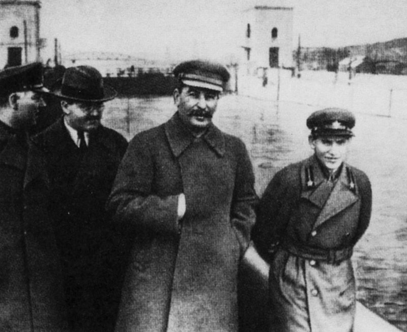 Stalin with Yezhov walking along canal — original